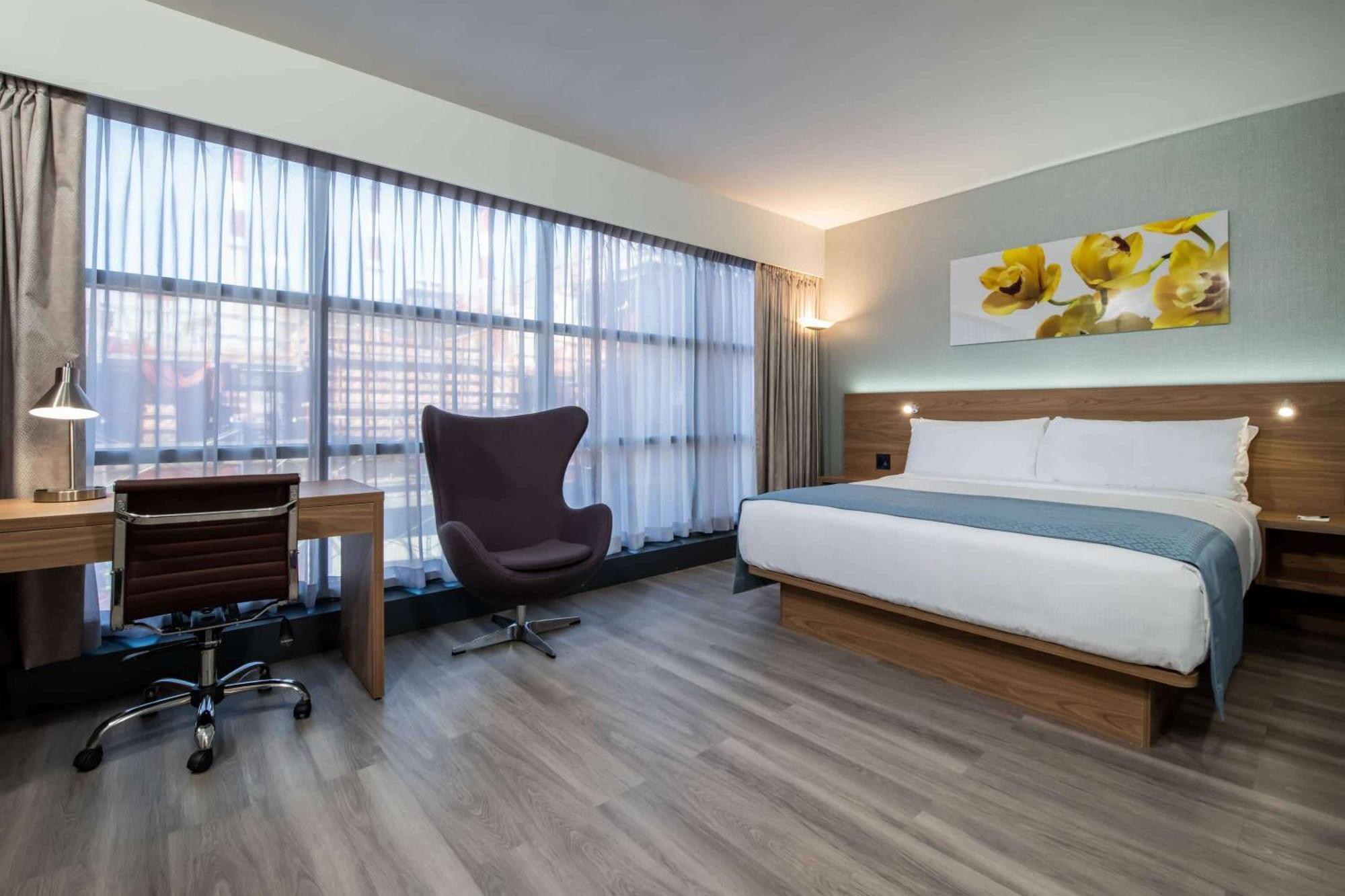 King Room with Roll-In Shower - Mobility/Hearing Accessible - Non-Smoking